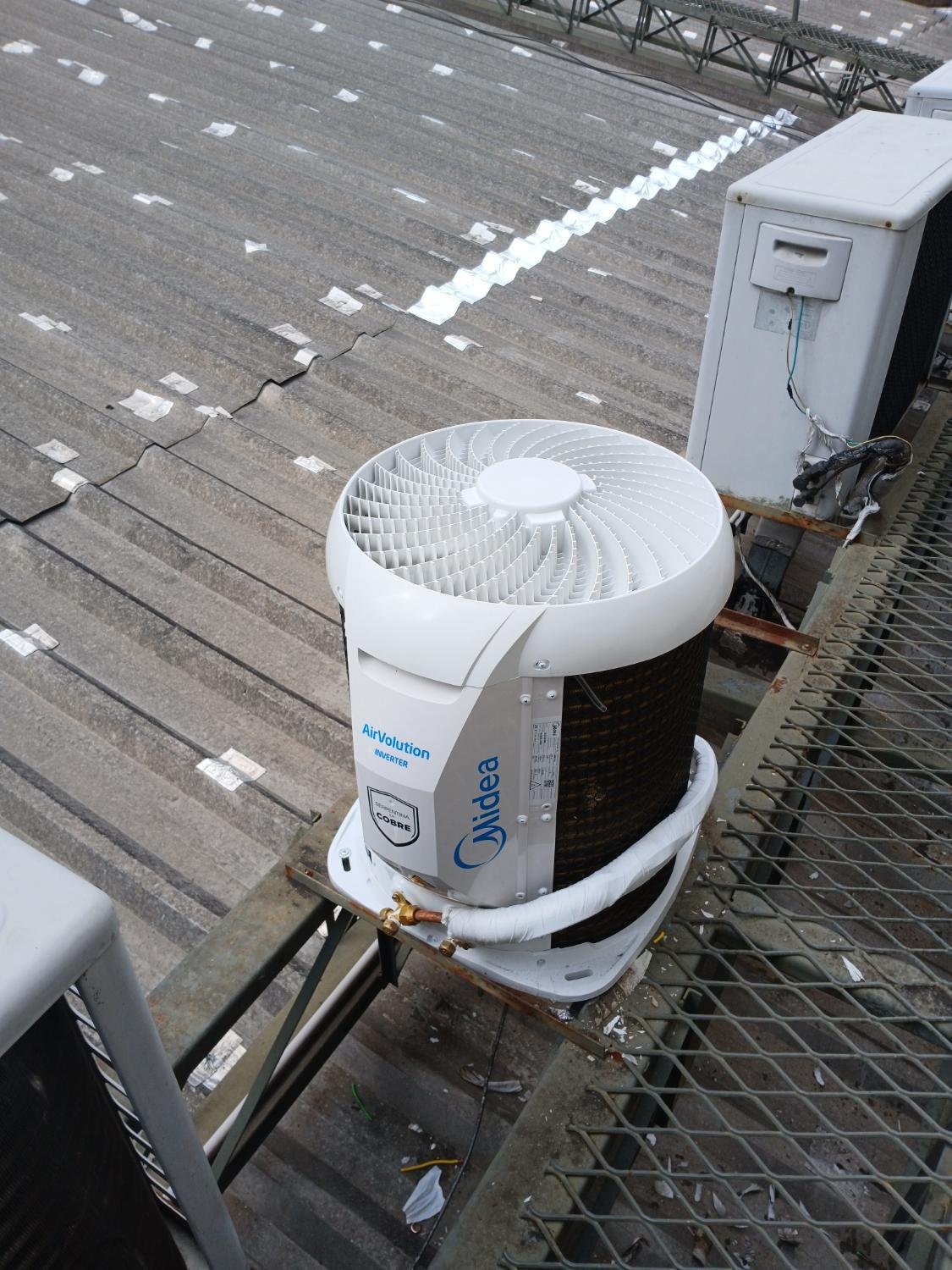 Vista superior da condensadora Midea AirVolution com ventilador radial