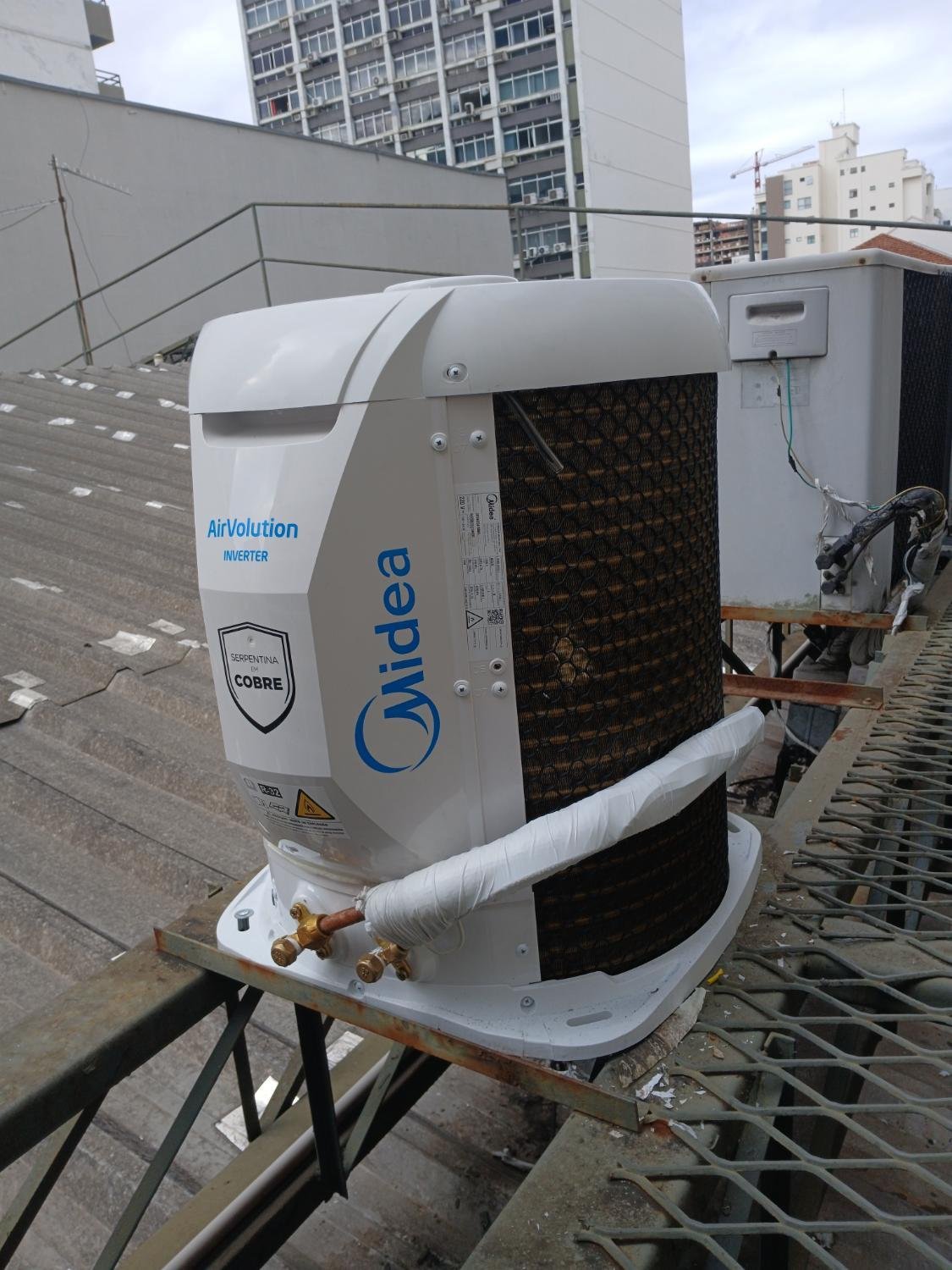 Condensadora Midea AirVolution Inverter recém-instalada na cobertura